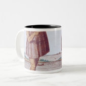 Ein Priester von Secoton in Virginia Zweifarbige Tasse (Vorderseite Links)