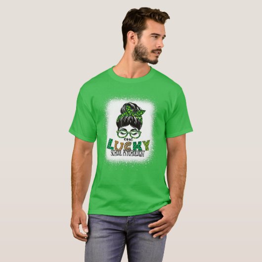 Ein Psychologe an der Lucky School hat St Patricks T-Shirt (Vorne ganz)