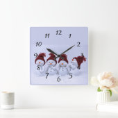 Ein Quartett der Schneemänner Quadratische Wanduhr (Zuhause)