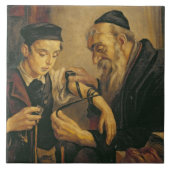 Ein Rabbiner, der die Gebetsriemen am Arm eines Fliese (Vorderseite)