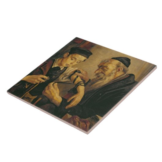 Ein Rabbiner, der die Gebetsriemen am Arm eines Fliese (Seite)