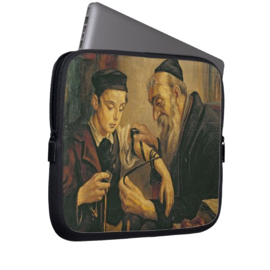Ein Rabbiner, der die Gebetsriemen am Arm eines Laptopschutzhülle (Vorne Rechts)