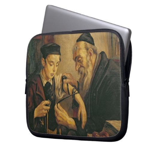 Ein Rabbiner, der die Gebetsriemen am Arm eines Laptopschutzhülle (Vorderseite Links)