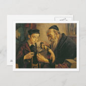 Ein Rabbiner, der die Gebetsriemen am Arm eines Postkarte (Vorne/Hinten)