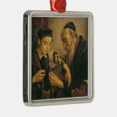 Ein Rabbiner, der die Gebetsriemen am Arm eines Silbernes Ornament (Rechts)