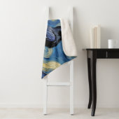 Ein Rabe in einer alten Eichenbaumnacht Sherpadecke (Beispiel)