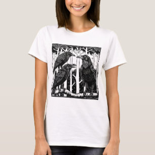 Ein Rabe und seine Kinder in den Baumkronen T-Shirt