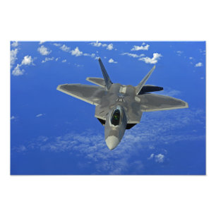 Ein Raubvogel der US-Luftwaffe-F-22 im Flug nahe Fotodruck