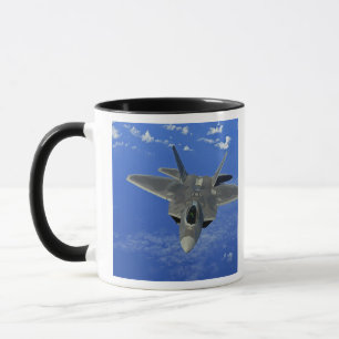 Ein Raubvogel der US-Luftwaffe-F-22 im Flug nahe Tasse