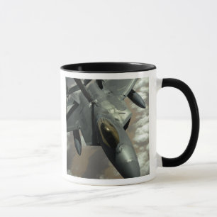 Ein Raubvogel der US-Luftwaffe-F-22 wird durch Tasse