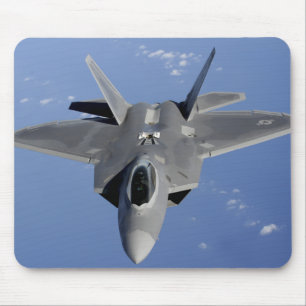 Ein Raubvogel F-22 bewegt sich in Position, um F2 Mousepad