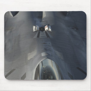 Ein Raubvogel F-22 bewegt sich in Position, um f Mousepad
