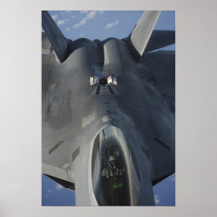 Ein Raubvogel F-22 bewegt sich in Position, um f Poster