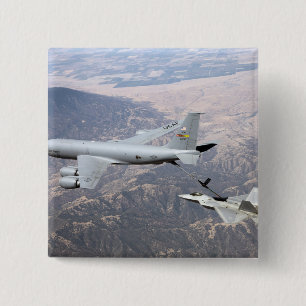 Ein Raubvogel F-22 empfängt Brennstoff von einem Button