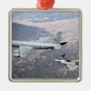 Ein Raubvogel F-22 empfängt Brennstoff von einem Ornament Aus Metall