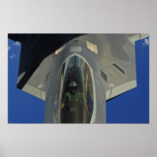 Ein Raubvogel F-22 empfängt Brennstoff von einem Poster