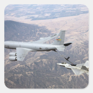 Ein Raubvogel F-22 empfängt Brennstoff von einem Quadratischer Aufkleber