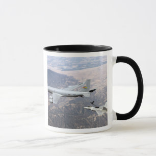 Ein Raubvogel F-22 empfängt Brennstoff von einem Tasse