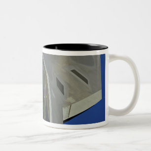 Ein Raubvogel F-22 empfängt Brennstoff von einem Zweifarbige Tasse