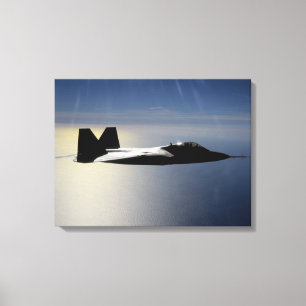 Ein Raubvogel F/A-22 fliegt eine Leinwanddruck