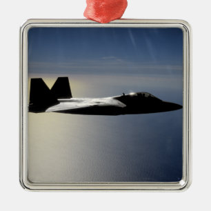 Ein Raubvogel F/A-22 fliegt eine Silbernes Ornament