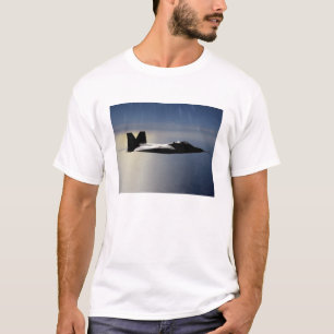 Ein Raubvogel F/A-22 fliegt eine T-Shirt