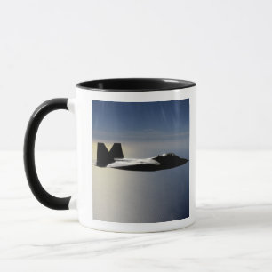 Ein Raubvogel F/A-22 fliegt eine Tasse