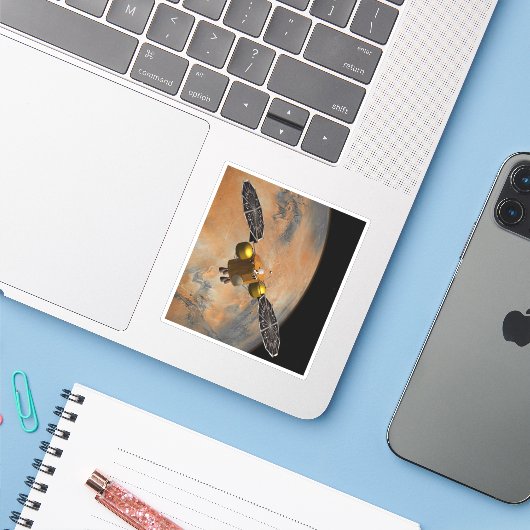 Ein Raumfahrzeug, das Mars umkreist. Aufkleber (Laptop mit iPhone)