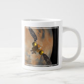 Ein Raumfahrzeug, das Mars umkreist. Jumbo-Tasse (Rechts)
