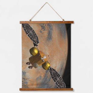 Ein Raumfahrzeug, das Mars umkreist. Wandteppich Mit Holzrahmen
