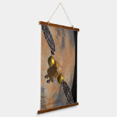 Ein Raumfahrzeug, das Mars umkreist. Wandteppich Mit Holzrahmen (Gewinkelt)
