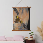 Ein Raumfahrzeug, das Mars umkreist. Wandteppich Mit Holzrahmen (Schlafzimmer)
