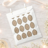 Ein rechteckiger Teppich mit einem komplizierten g Geschenktütchen (Ausgeschnitten)