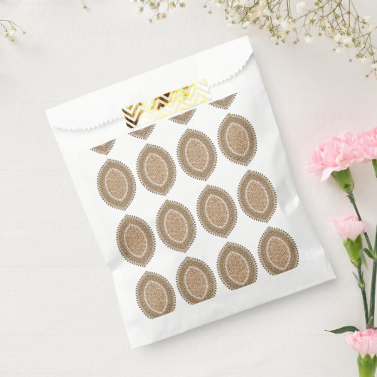 Ein rechteckiger Teppich mit einem komplizierten g Geschenktütchen (Versiegelt)