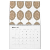 Ein rechteckiger Teppich mit einem komplizierten g Kalender (Mär 2027)