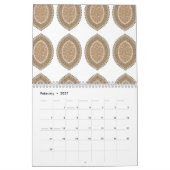 Ein rechteckiger Teppich mit einem komplizierten g Kalender (Feb 2027)