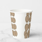 Ein rechteckiger Teppich mit einem komplizierten g Pappbecher (Rechts)