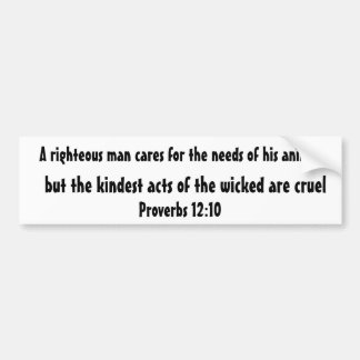 Ein rechtschaffener Mann interessiert sich für den Autoaufkleber