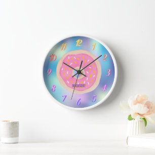 Ein Regenbogen der Farben, ein rosa Donut mit eine Uhr