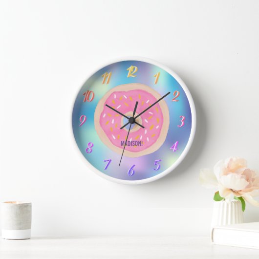 Ein Regenbogen der Farben, ein rosa Donut mit eine Uhr (Zuhause)