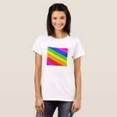 Ein Regenbogen der farbigen Diagonalstreifen auf e T-Shirt (Vorne ganz)