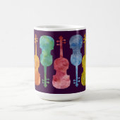 Ein Regenbogen der Violinen auf Pflaume Kaffeetasse (Mittel)