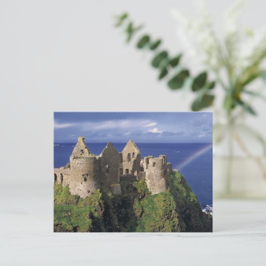 Ein Regenbogen trifft auf das mittelalterliche Dun Postkarte (Stehend Vorderseite)