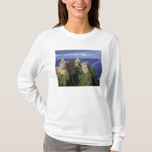 Ein Regenbogen trifft das mittelalterliche Dunluce T-Shirt