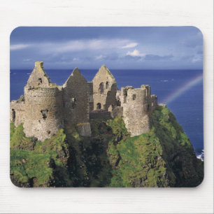Ein Regenbogen trifft die mittelalterliche Burg Du Mousepad