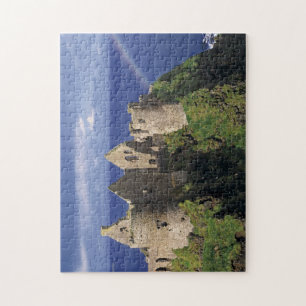 Ein Regenbogen trifft die mittelalterliche Burg Du Puzzle