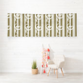 Ein reichlich farbiger Teppich weist ein symmetris Banner (Insitu)