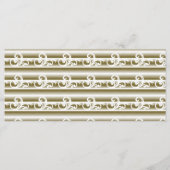 Ein reichlich farbiger Teppich weist ein symmetris Menükarte (Vorderseite)