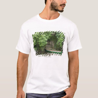 Ein Reihen-Boot Roped an irgendeiner Treppe T-Shirt