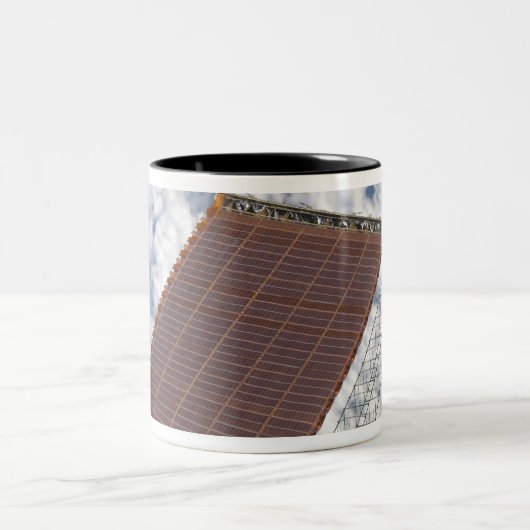 Ein repariertes Solararray Zweifarbige Tasse (Mittel)